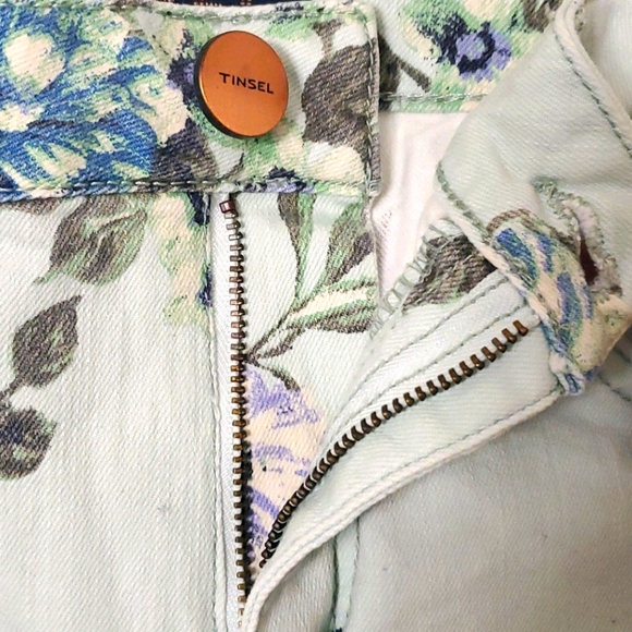 BNWOT 🏷 TINSEL FLORAL DENIM SHORTS - Picture 2 of 5